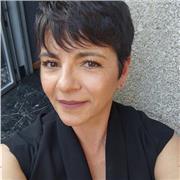 Profesora de inglés imparte clase de todos los niveles
